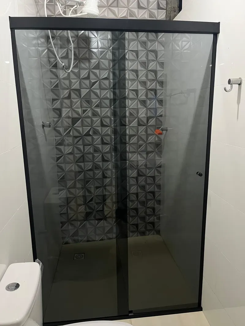 Box de banheiro em vidro temperado fumê com kit preto
