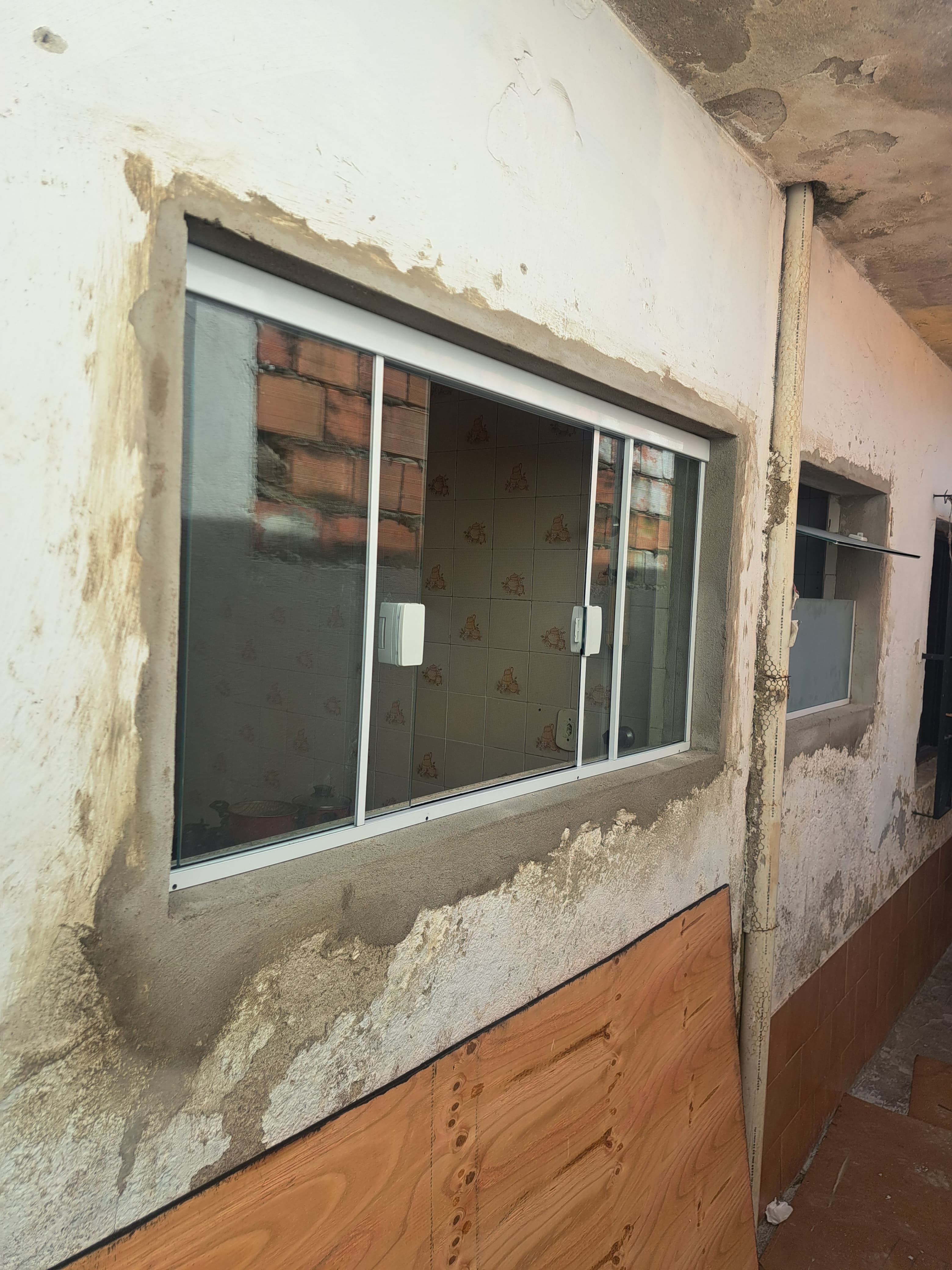 Vista externa da janela nova de alumínio e vidro temperado